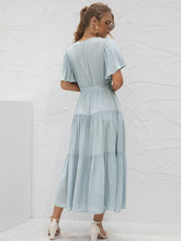 Langes Kleid mit V-Ausschnitt und Einsätzen